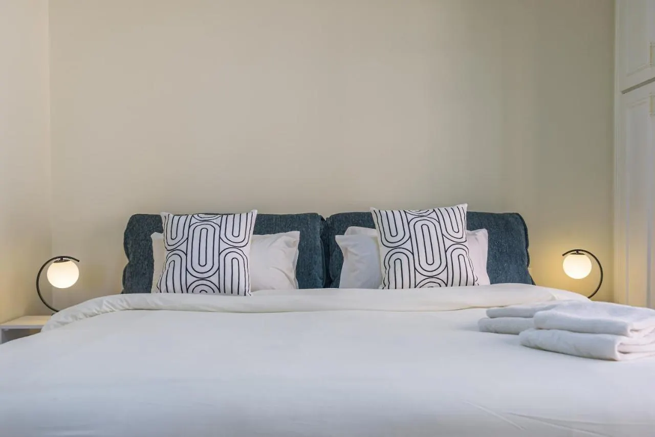 Crest 3-Bedroom Apt In Hamra W- 24-7 Power Beirut Apartment